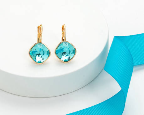 Boucles d'oreilles coussin en or avec des cristaux autrichiens de qualité turquoise clair.