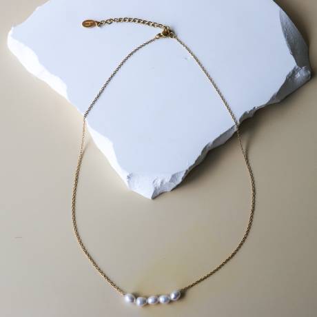 Horace Jewelry -  Fine chain necklace with 5 freshwater pearls in its center Perlito