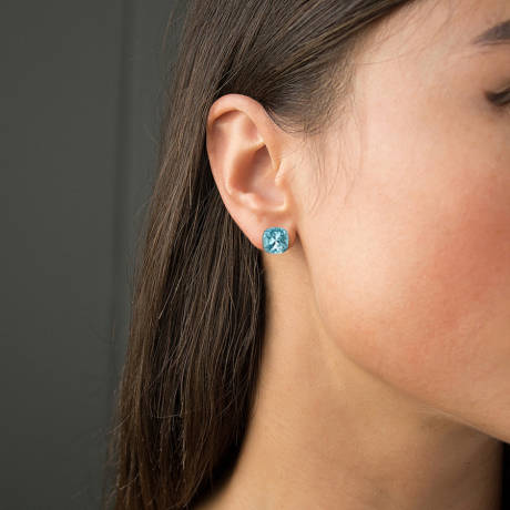 Boucles d'oreilles clou de coussin en turquoise clair fabriquées avec des cristaux autrichiens de qualité