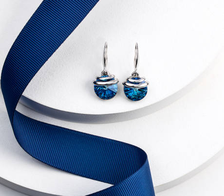 Boucle d'oreille à ressort bleu bermuda fabriquée avec des cristaux autrichiens de qualité