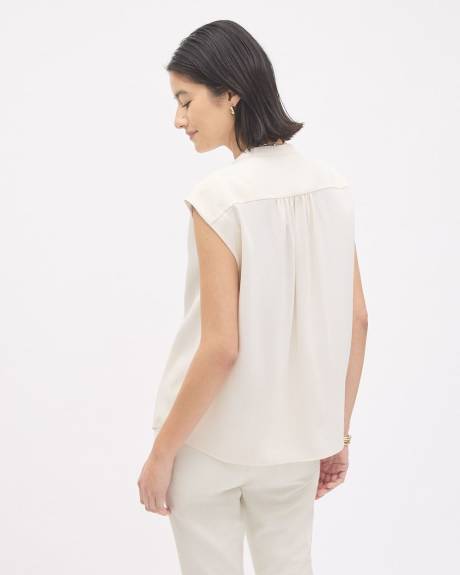 Extended-Sleeve Crew-Neck Buttoned-Down Blouse