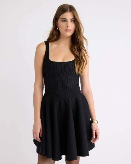 Robe Courte Sans Manches à Col Carré