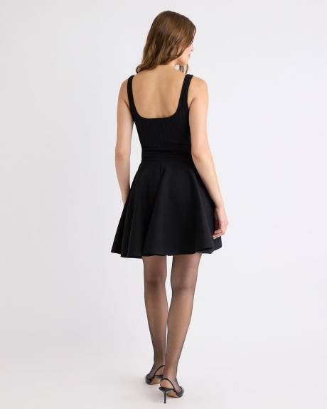 Robe Courte Sans Manches à Col Carré