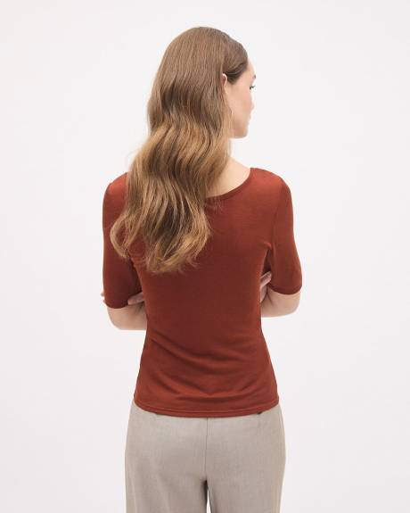 Haut &agrave; Manches aux Coudes et Col D&eacute;gag&eacute;