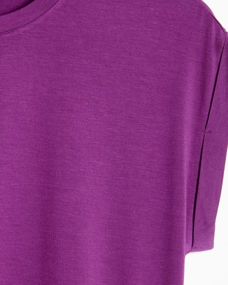 Rolled-Sleeve Crew-Neck Fitted T-Shirt