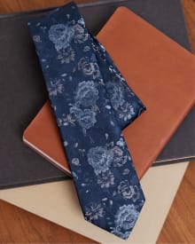 Cravate Régulière Bleue à Motif Floral