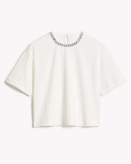 Haut à Manches Courtes et Col Rond Orné de Bijoux