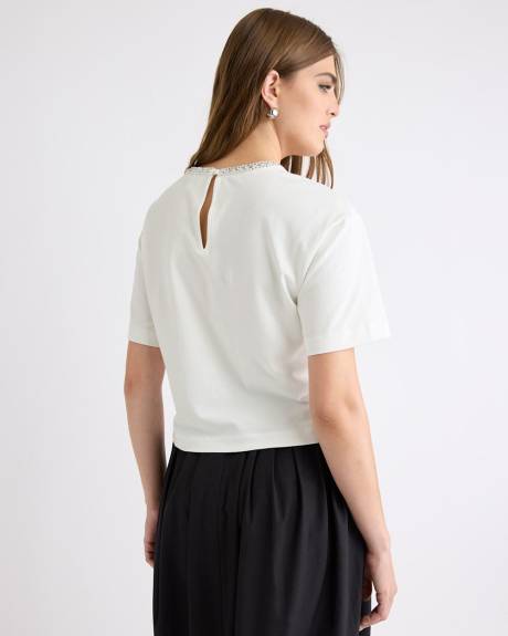 Haut à Manches Courtes et Col Rond Orné de Bijoux