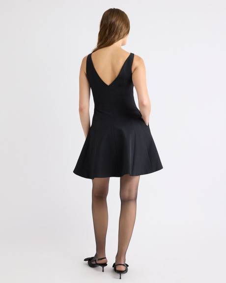 Robe Courte Sans Manches avec Dos Ouvert