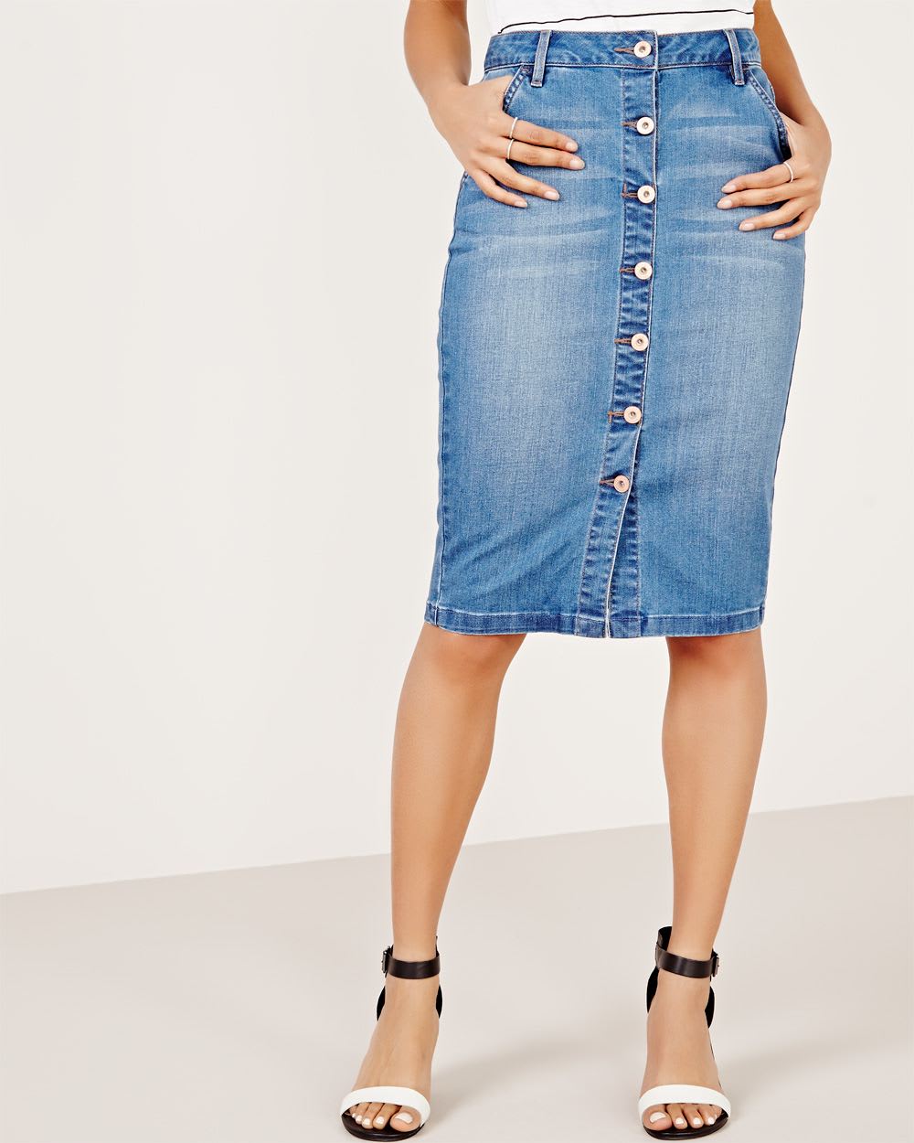 Denim pencil skirt with buttons | RW&CO.