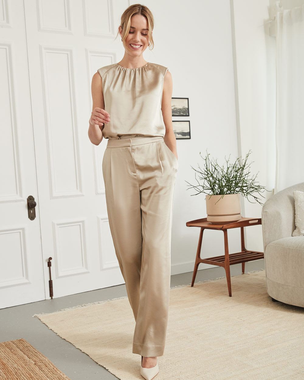 Le pantalon large satiné à plis, Contemporaine, Magasinez des Pantalons  Larges pour Femme en ligne