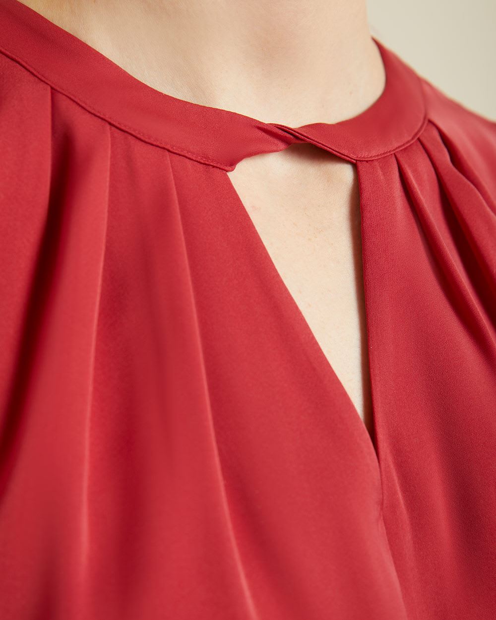 Sleeveless satin blouse with keyhole neck | RW&CO.