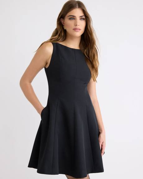 Robe Courte Sans Manches avec Dos Ouvert