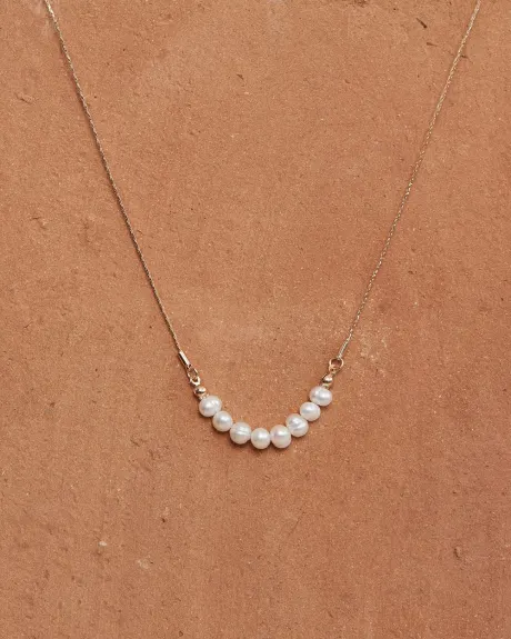 Short Necklace with Row of Pearls