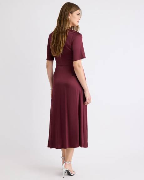 Robe Midi Cintrée et Évasée en Satin à Manches Courtes
