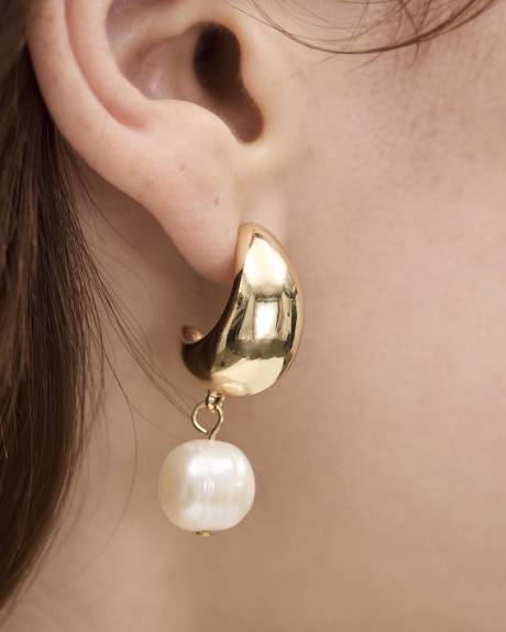 Boucles d'Oreilles Dorées avec Pendentif en Perle