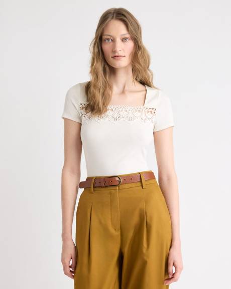 Haut Côtelé à Col Carré et Manches Courtes