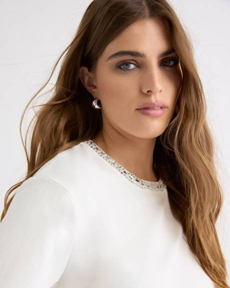 Haut à Manches Courtes et Col Rond Orné de Bijoux