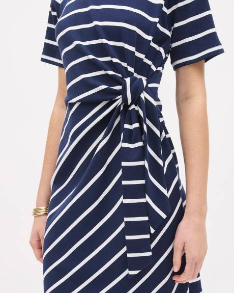 Robe &agrave; Manches Courtes et Col Rond avec D&eacute;tail Nou&eacute; &agrave; la Taille