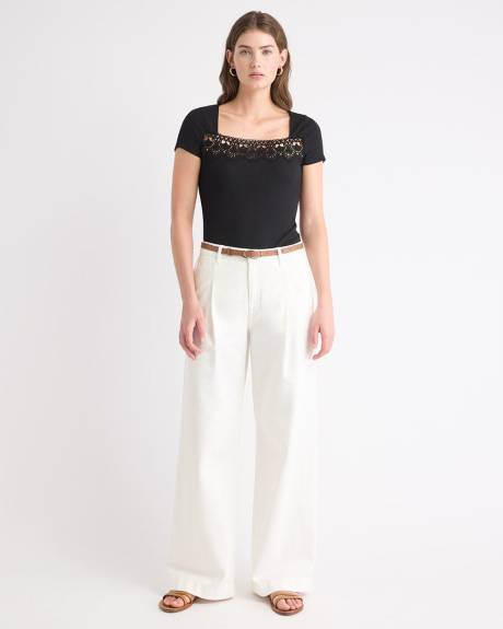 Haut Côtelé à Col Carré et Manches Courtes