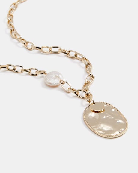 Gold Chain Necklace with Pearl and Hammered Pendant