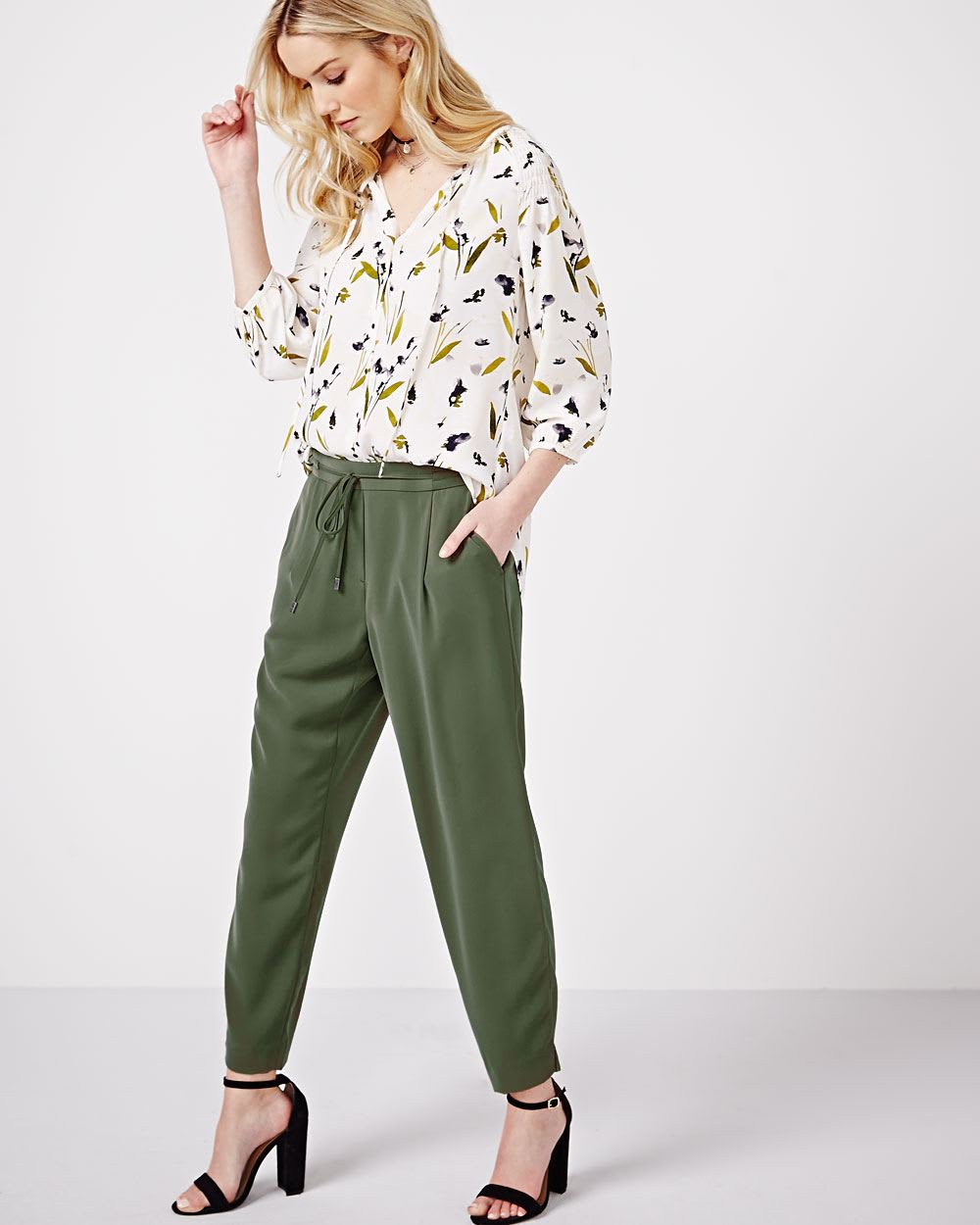 Flowy pleated pant with drawstring RW&CO.
