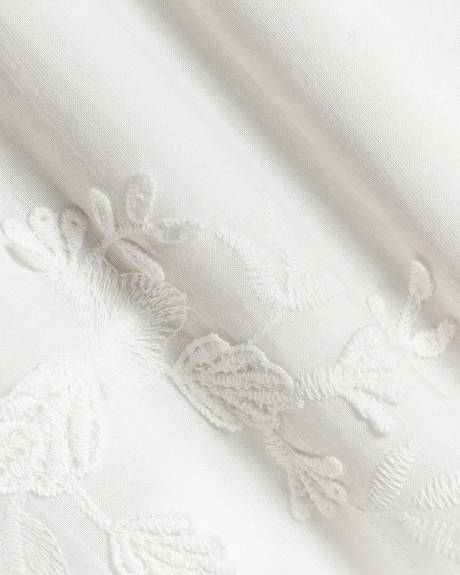 Short-Puffy-Sleeve Buttoned-Down Blouse with 3D Flowers